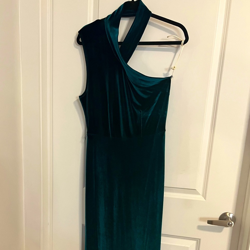 PrettyLittleThing - Emerald Green Velvet One Shoulder Gown (US 10)